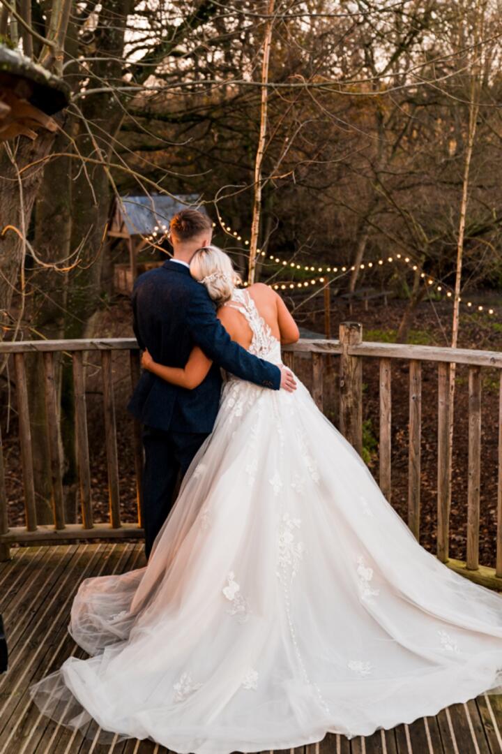 Winter wedding couple